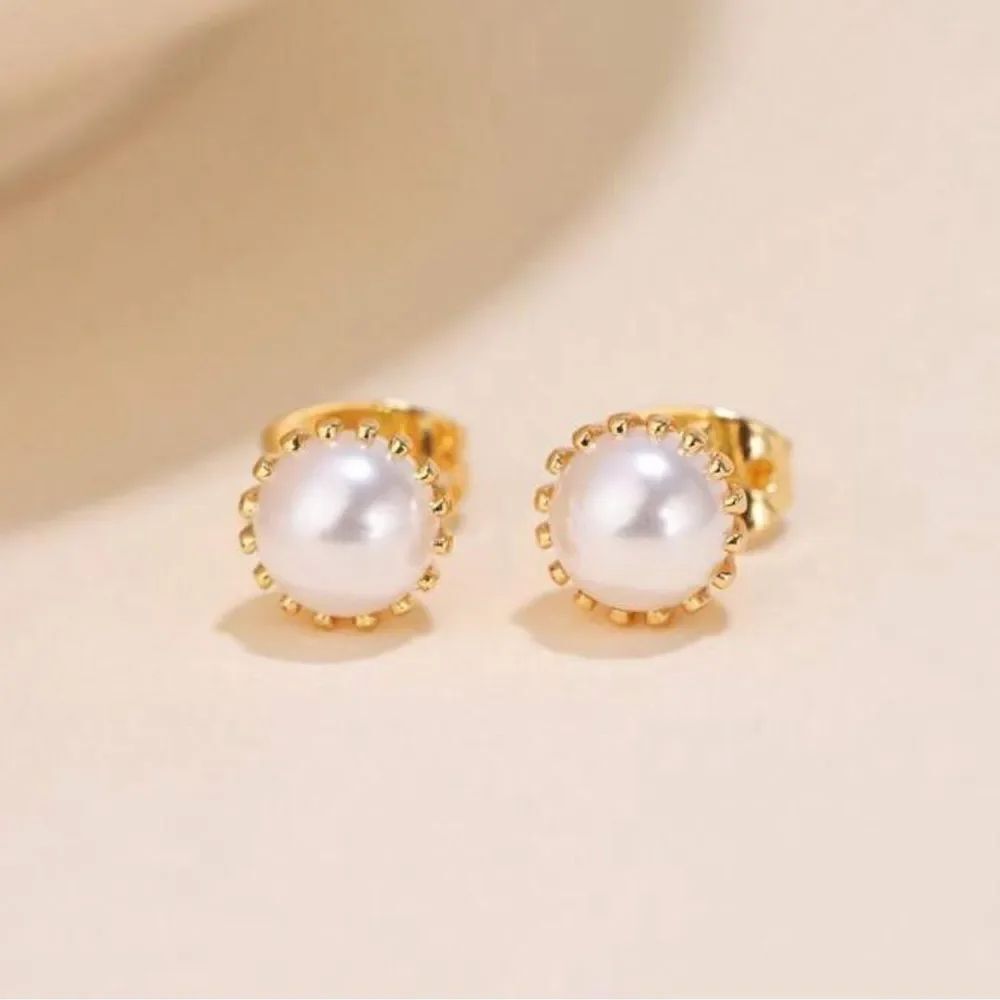 Vintage pearl earrings M1108
